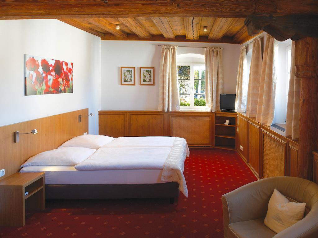 Landgasthof Und Hotel Weisser Loewe Eckental Room photo